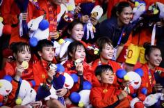 Hủy lịch bay, tuyển nữ ở lại cổ vũ U22 Việt Nam đá chung kết với Indonesia