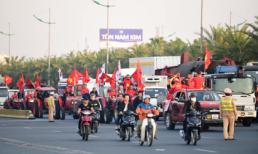 'Rừng người' phủ kín sắc đỏ ở sân bay Nội Bài, chờ đón những người hùng tuyển Việt Nam