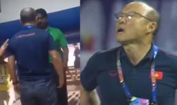 Thầy Park nổi cáu, gào thét với nhân viên an ninh trong đường hầm sau khi nhận thẻ đỏ