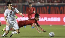 Cận cảnh pha va chạm của Văn Hậu khiến Evan Dimas phải rời sân