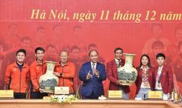 Thủ tướng cảm ơn bầu Đức, bầu Hiển vì những đóng góp cho bóng đá nước nhà 