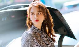 Kín đáo chuẩn phong thái 'chủ tịch', Ngọc Trinh vẫn đẹp hút hồn ở sân bay