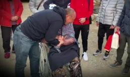 HLV Park Hang-seo bật khóc khi về thăm mẹ già 97 tuổi ở Hàn Quốc