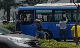 Nhóm côn đồ chém tới tấp vào chiếc xe buýt khiến tài xế và hành khách hoảng loạn