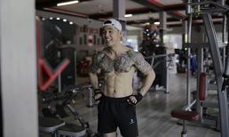 Không hổ danh mĩ nam không tuổi, Ưng Hoàng Phúc khoe thân hình 6 múi, cơ bắp cuồn cuộn