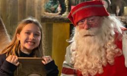 Harper cười không nhặt được miệng vì được gặp ông già Noel