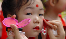 Trẻ 10 tuổi đã dậy thì sớm! Bác sĩ cảnh báo việc cho trẻ trang điểm sớm cũng là 1 'thủ phạm'