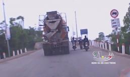 Dàn hàng 2 khi lên cầu, nữ sinh đi xe gắn máy suýt bị cuốn vào gầm xe bồn