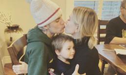 Vợ chồng Justin Bieber gây sốt với màn khóa môi siêu ngọt nhưng biểu cảm của nhân vật vô tội ngồi giữa hai người mới gây chú ý