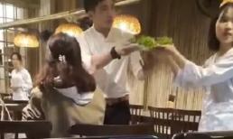 Xôn xao clip gái xinh đập bàn đòi quản lý đuổi việc nhân viên ngay lập tức vì bị mang cho đĩa rau có hành