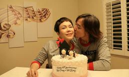 Diện đồ đôi ngọt ngào, vợ chồng Việt Hương hôn má tình tứ kỉ niệm 15 năm ngày yêu nhau