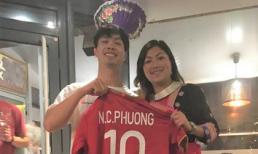 Cô gái H’Mông Lò Thị Mai khoe được Công Phượng tặng áo đấu tại Bỉ 