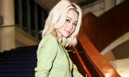 Thiều Bảo Trang chơi nổi với tóc bạch kim, diện váy xanh lá