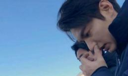 Fan xót xa khi nhìn đôi mắt mệt mỏi, nặng trĩu của Lee Min Ho trên phim trường 