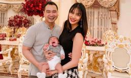 Vợ chồng Lan Khuê khoe quý tử tròn một tháng tuổi nhưng biểu cảm của cậu nhóc lại cực 'khó đỡ'