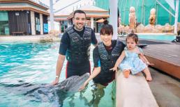 Con gái Hà Anh 'lí lắc' xem cá heo cùng ba mẹ tại Singapore