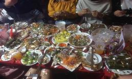 Nhìn mâm cỗ cưới sau trò đùa vô duyên của trai làng, nhà gái 'giận tím người' đành đứng dậy