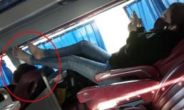 Gái xinh có đôi chân hư trên chiếc xe giường nằm khiến dân tình ngán ngẩm