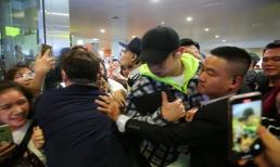 Vừa đến Việt Nam đã bị xô đẩy dữ dội, Chanyeol và Sehun tức giận hét lớn: 'Để tôi đi' 