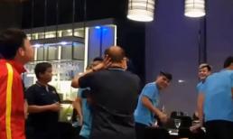 HlV Park Hang-seo chúc mừng sinh nhật Hoàng Đức bằng cách... 'cưỡng hôn'