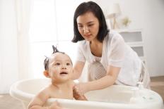 Tắm cho bé vào mùa đông: 3 thời điểm cần tránh nếu không muốn con bị ốm