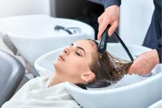 3 sai lầm khi gội đầu khiến chất lượng tóc ngày càng xấu và rụng nhiều
