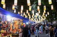 Phố bích họa Phùng Hưng, Hà Nội lung linh đèn lồng những ngày cuối năm