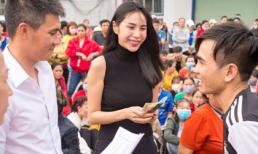 Vợ chồng Công Vinh - Thủy Tiên công khai trao gần 1 tỷ cho hơn 600 công nhân về quê ăn Tết