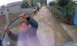 Gần Tết vẫn bị 'cà khịa', tài xế xe tải bị cụ ông say rượu bẻ gãy cần gạt nước