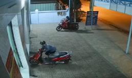 Cặp đôi đang chở con nhỏ nhanh tay bẻ khóa, ăn trộm xe máy nhanh như chớp