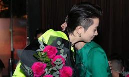 Hoàng Thùy Linh đăng ảnh bên Gil Lê, lại còn ôm nhau cực tình