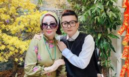 Lâu lắm mới thấy Vũ Hà đăng ảnh tình tứ bên bà xã lớn tuổi, vẫn tình tứ hết cỡ khiến dân mạng ghen tỵ