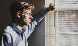 Nghe giọng nói của người mua ve chai rất quen thuộc, tôi ngó xuống nhìn thì phát hiện sự thật không thể chấp nhận nổi