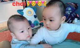 Gần 1 tuổi, cặp sinh đôi nhà Trương Nam Thành lại đốn tim fan vì biểu cảm siêu cưng