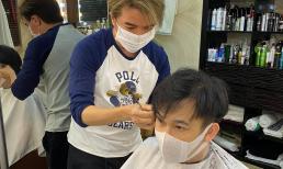 Khi dịch vụ làm tóc vẫn chưa mở cửa, Đàm Vĩnh Hưng trở lại nghề cũ nhưng chỉ phục vụ duy nhất vị khách này