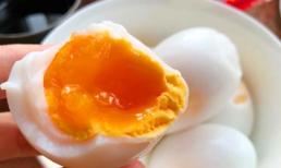 Đừng chỉ luộc trứng với nước sạch, thêm vài giọt nước này...  trứng vừa nhanh chín vừa mềm ngon và dễ bóc