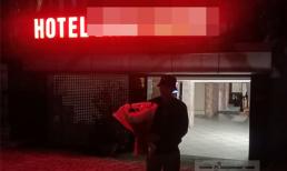 Giả làm shipper đi từ quê lên mừng sinh nhật người yêu, ai ngờ gặp cảnh bạn gái 'đu đưa' với hai người khác trong nhà nghỉ