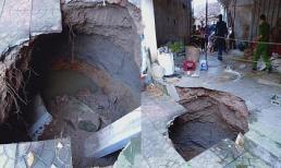 'Hố tử thần' sâu gần 5 m 'nuốt' trọn cột nhà ở Hà Nội khiến 6 người suýt bị kéo theo