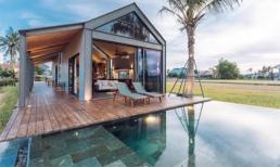 Tưởng nhà cấp 4 bình thường, khi bước vào mới thấy một không gian sang xịn, chất nhất là view bể bơi hướng ra đồng ruộng bát ngát