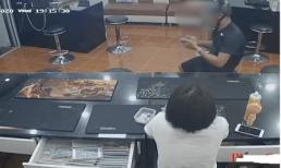 Vờ xem điện thoại, đạo chích cuỗm luôn 2 chiếc iPhone đắt tiền khiến nữ nhân viên không kịp trở tay