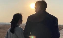 Ngoài mẹ ruột, Lee Min Ho lần đầu đăng ảnh nhìn chăm chú cô gái lạ khiến cả triệu fan háo hức