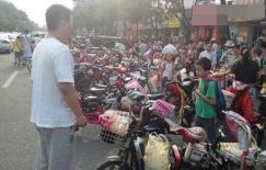 Đến trường đón con, tôi bất ngờ gặp lại cô bạn thời đại học và sốc hơn nữa khi thấy người đi bên cạnh cô ấy