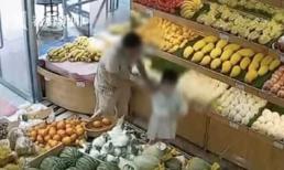 'Yêu râu xanh' cưỡng hôn bé gái trong cửa hàng trái cây gây phẫn nộ