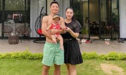 Trung vệ Bùi Tiến Dũng và vợ hot girl lần đầu đưa con gái đi nghỉ dưỡng