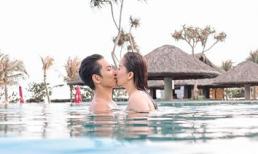 Khánh Thi - Phan Hiển hôn nhau đắm đuối dưới bể bơi