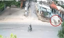 Xe ben đang chạy bất ngờ văng lốp giữa đường khiến người dắt xe đạp nằm bất động