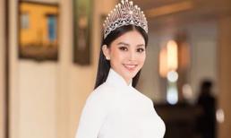 Hoa hậu Tiểu Vy để lộ khuyết điểm ứng xử khi phát biểu ấp úng, thiếu tinh tế sau 2 năm đăng quang
