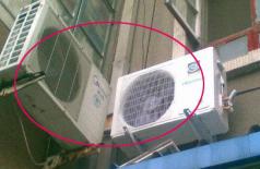 Cục nóng điều hòa tuyệt đối không lắp trên tường như thế này! Đây là những lý do khiến bạn phải hối hận!