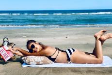 Đoan Trang diện bikini gợi cảm phơi nắng trên bãi biển