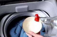 Quần áo chuyển sang màu vàng? Đừng lo, chỉ cần đổ 1 bát nước này, quần áo sạch như mới